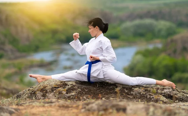 Atletisk Smidig Ung Kvinna Utbildning För Kickboxning Gör Sprickor Klippa — Stockfoto