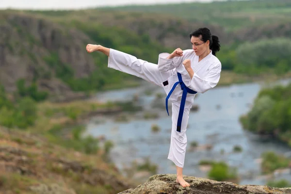 Ung Kvinna Tränar Kickboxning Utomhus Naturen Balanserar Klippa Ovanför Flod — Stockfoto
