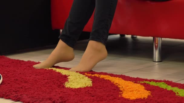 Женщина примеряет стильные туфли на высоком каблуке в магазине — стоковое видео