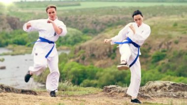 İki kız senkronize kickboks gösterisi yapıyor.