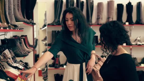Mujer atractiva comprando zapatos en una tienda — Vídeos de Stock