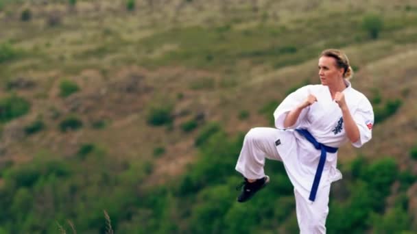 Ajuste jovem praticando seu kickboxing — Vídeo de Stock