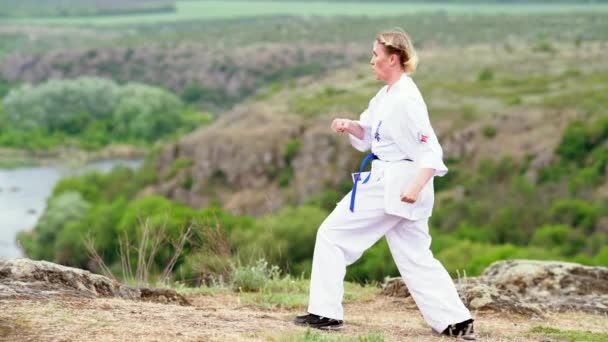 Mujer joven entrenando para kickboxing — Vídeos de Stock