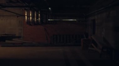 Karanlık bir bodrumda ya da tünelde ilerlerken