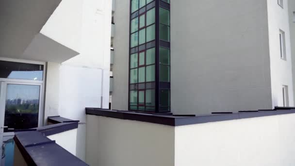 Inclinando la facciata di un moderno edificio bianco — Video Stock