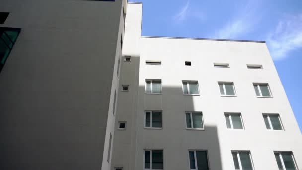 Façade extérieure du bâtiment moderne de grande hauteur blanche — Video