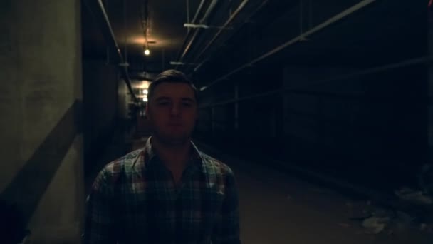 Mann läuft in U-Bahn auf Kamera zu — Stockvideo