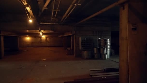 Marcher dans un sous-sol souterrain — Video