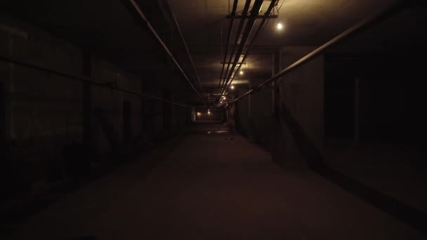 Halványan kivilágított alagsorban vagy metrón sétálva — Stock videók