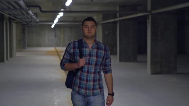 Mann mit Rucksack nähert sich der Kamera — Stockvideo