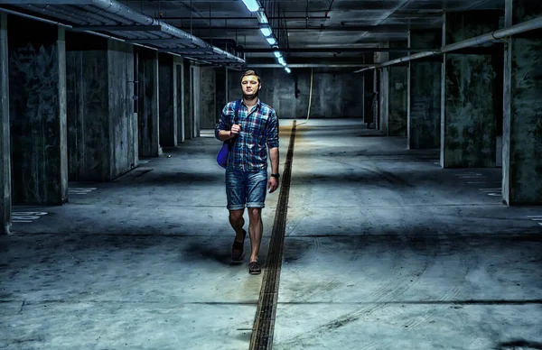 Genç Bir Adam Kanalizasyon Kanalı Boyunca Karanlık Bir Bodrumda Yürüyor — Stok fotoğraf