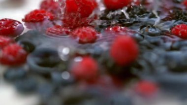 Suya düşen çeşitli sağlıklı meyveler.