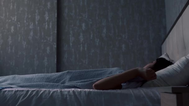Kvinnan kastar och vänder sig med en rastlös sömn — Stockvideo