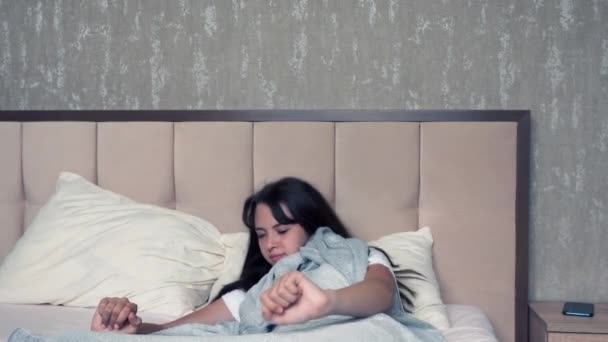 Junge Frau wacht aus gesundem Schlaf auf — Stockvideo