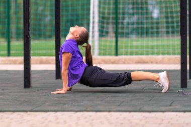 Genç atletik kadın açık hava spor salonunda yoga yapıyor sağlık ve spor salonunda ya da aktif yaşam tarzı konseptinde.