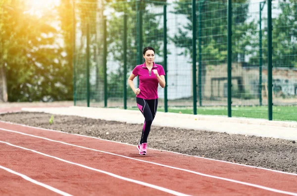 年轻女子短跑运动员在室外田径运动训练中 以健康 健康或积极的生活方式为主题 奔向终点 — 图库照片