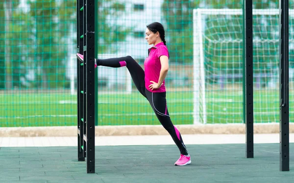 Young Athletic Woman Doing Lunge Stretch Exercises Using Ladder Outdoor — Stock Photo, Image