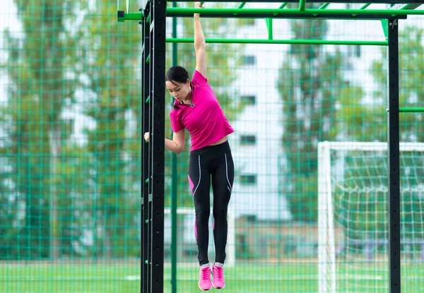 Jonge Vrouw Doet Een Workout Parallelle Bars Een Outdoor Fitnessruimte — Stockfoto