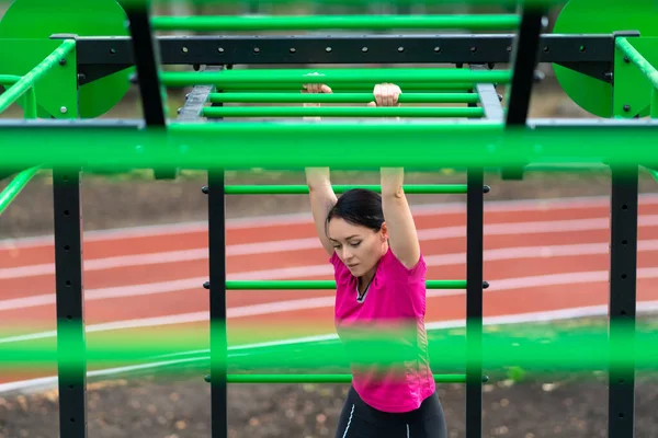 Young Woman Working Out Parallel Bars High Angle View Equipment — Stock Photo, Image