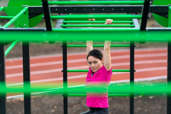Mujer Joven Haciendo Ejercicio Bares Paralelos Campo Deportes Aire Libre — Foto de Stock