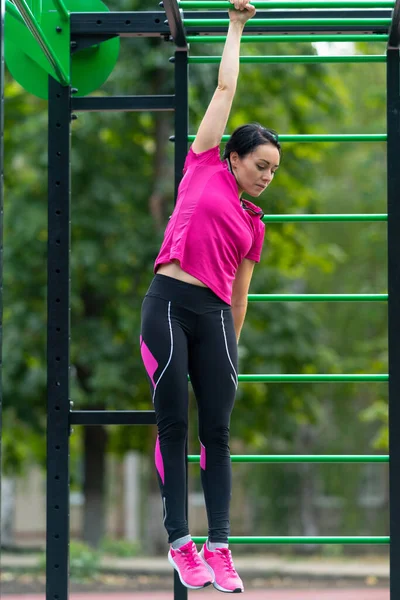 Mujer Joven Haciendo Ejercicios Fortalecimiento Muscular Colgando Brazo Barras Paralelas —  Fotos de Stock