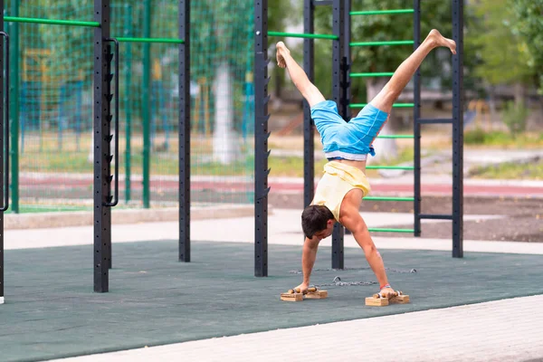 Ung Manlig Idrottare Som Gör Handstativ Med Handtag Utomhus Gym — Stockfoto