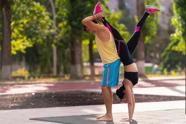 Junges Paar Beim Gemeinsamen Outdoor Training Einem Stadtpark Einem Gesundheits — Stockfoto