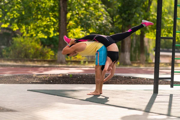 Pareja Joven Practicando Yoga Acrobático Con Joven Haciendo Las Divisiones — Foto de Stock