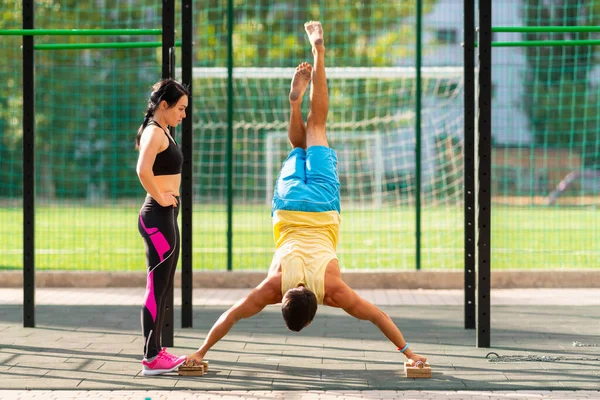 Young Man Doing Handstands Watched Young Female Trainer Assistant Outdoor — Stock Photo, Image