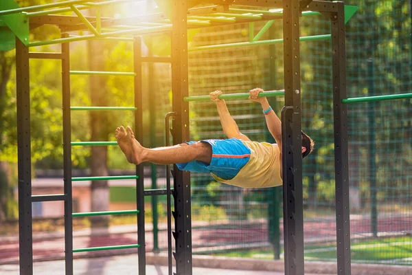 Young Man Working Out Outdoor Parallel Bar Backlit Warm Glow — Stock Photo, Image