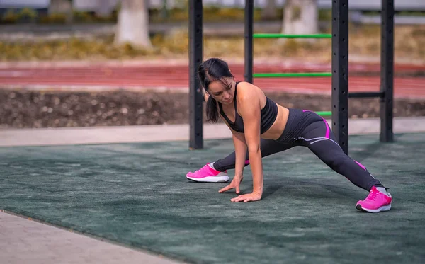 Supple Young Woman Preparing Splits Legs Extended Side Outdoors Gym — Stock Photo, Image