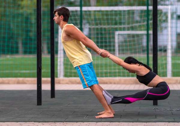 Side View Young Couple Working Out Team Striking Joint Counterbalancing — Stock Photo, Image