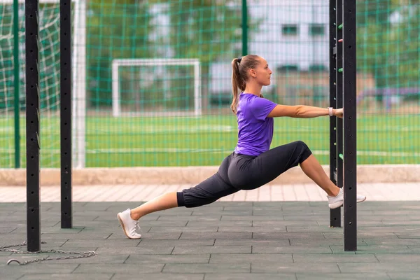 Genç Bir Kadın Şehir Parkında Sağlık Spor Salonunda Aktif Yaşam — Stok fotoğraf