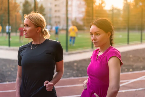 Duas Jovens Amigas Forma Uma Pista Esportes Pôr Sol Nascer — Fotografia de Stock