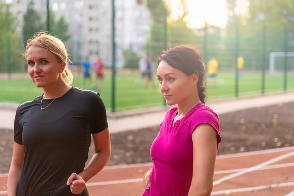 Twee Aantrekkelijke Jonge Vrouwen Een Sportbaan Een Openluchtsportarena Aan Kant — Stockfoto