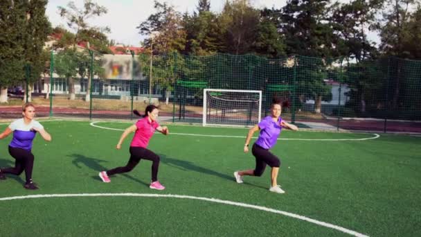 Τρεις γυναίκες που εργάζονται έξω κάνοντας ασκήσεις lunge — Αρχείο Βίντεο