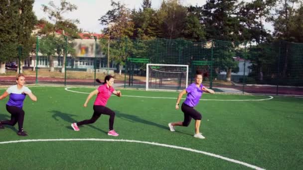 Tres mujeres haciendo ejercicios de embestida — Vídeos de Stock