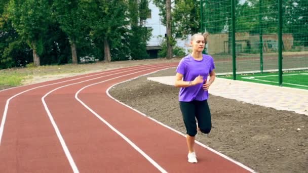 Fit sportowy młoda kobieta jogging na torze wyścigowym — Wideo stockowe