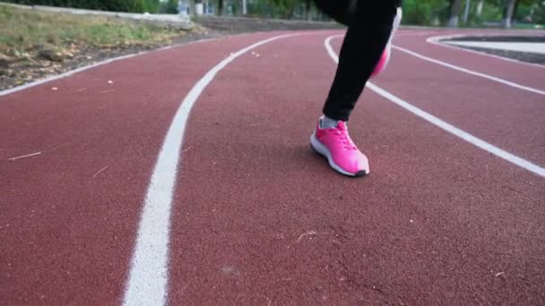 Fechar nos pés de um atleta aquecendo — Vídeo de Stock