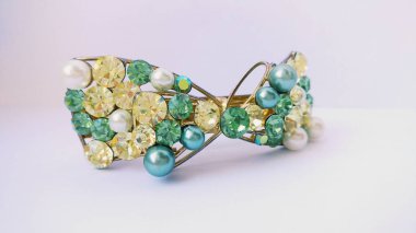 Kelebek tipi saç tokası inci ile yeşil, masmavi ve sarı rhinestones dekore edilmiş