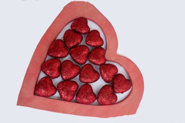 Beyaz arka planda kırmızı kalp.