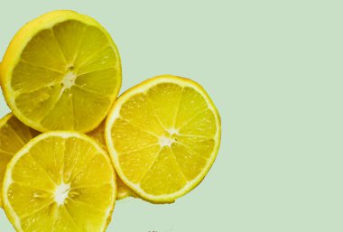 Su sıçramalarına ve buz küpleri beyaz arka plan üzerinde izole limon dilimleri