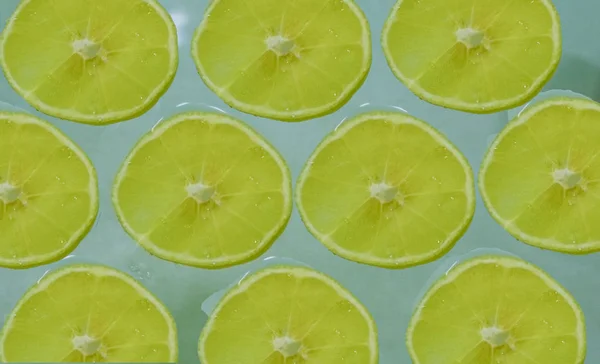 Potongan Lemon Matang Dan Kapur Pada Latar Belakang Warna — Stok Foto