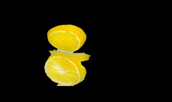 Zářivě Žluté Citrony Černém Pozadí Chutné Zdravé Jídlo — Stock fotografie