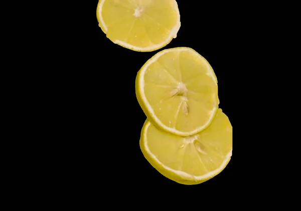 Zářivě Žluté Citrony Stříkající Vodě Chutné Zdravé Jídlo — Stock fotografie