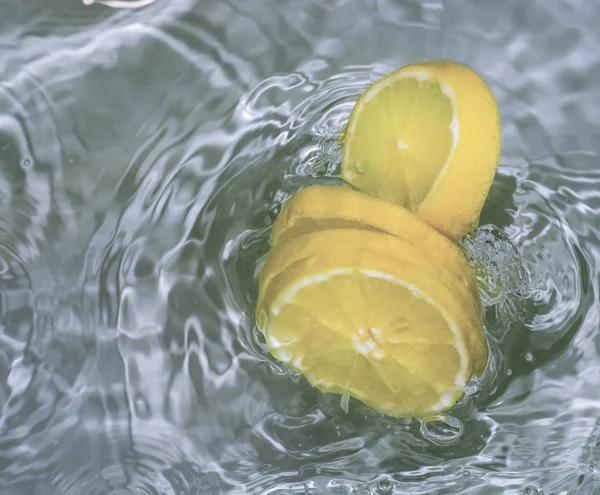 Lemon Kuning Terang Dan Percikan Air Lezat Dan Sehat Makanan — Stok Foto