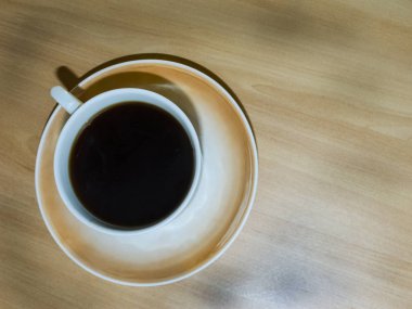 bir fincan kahve üzerinde ahşap masa lambası.