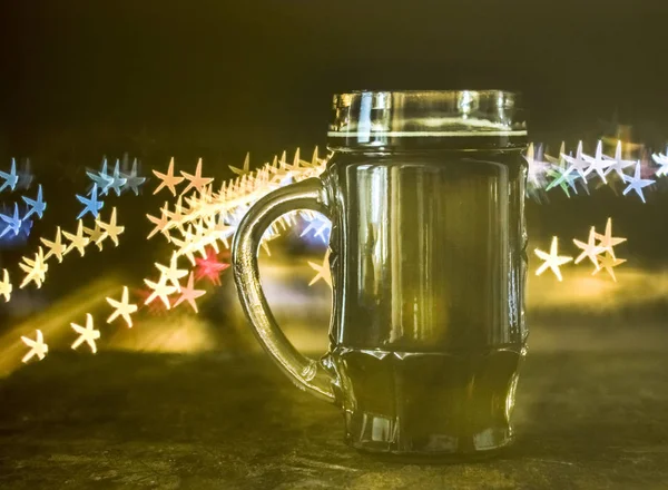 Tmavé Pivo Hrnek Izolované Rozmazané Background Bokeh Hvězd Tmavém Pozadí — Stock fotografie