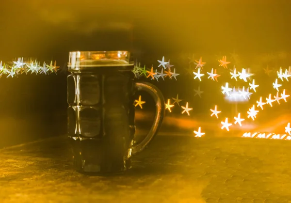 Caneca Cerveja Escura Isolada Fundo Borrado Palavra Cerveja Das Estrelas — Fotografia de Stock