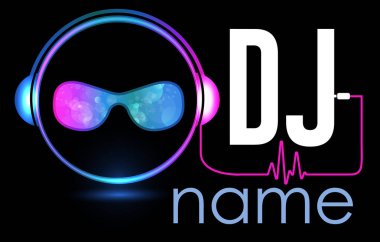 Dj Logo Tasarımı. Kulaklıklı yaratıcı vektör logosu tasarımı ve gözlüklü DJ. Müzik logoti şablonu. Aksesuar, marka, kimlik, logoti, şirket, dükkan, DJ partisi için. Siyah arka plan. Mp3 işareti.